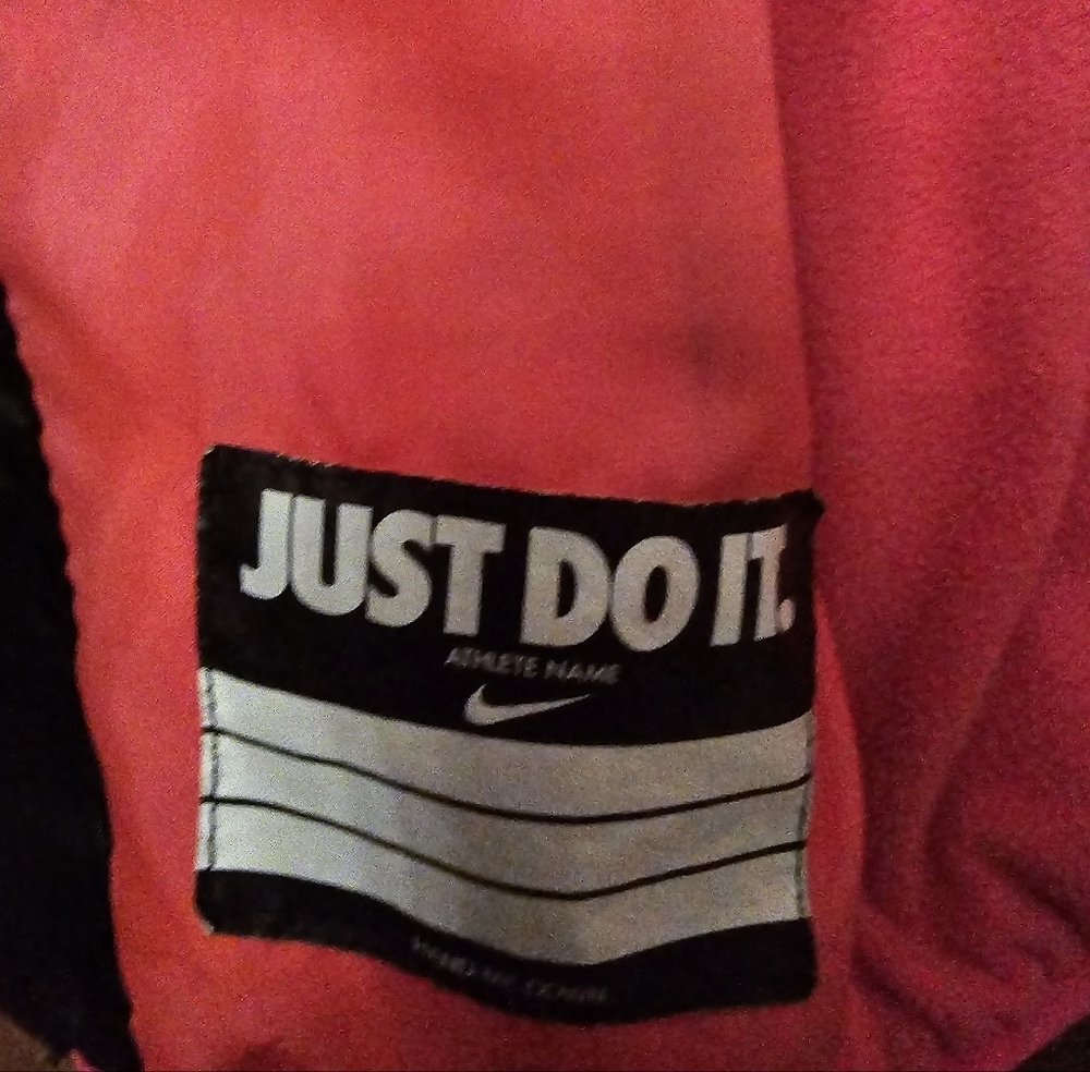 Nike Kids Puffer Jacket in Black and Pink 5/6 - Picture 3 of 4